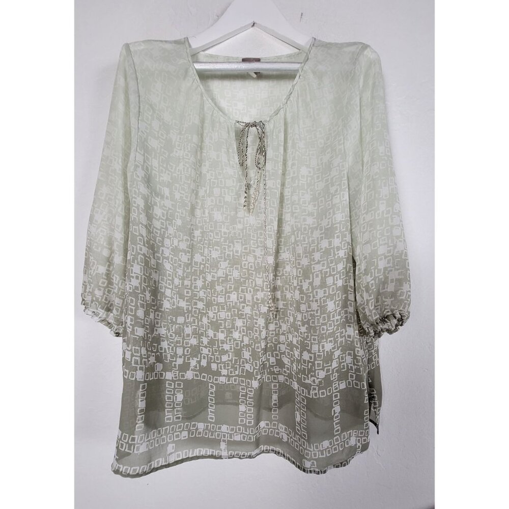 Chico's Women Sheer Sage Green Geometric Tunic Blouse Size 3 Tie-Neck 3/4 Sleeve